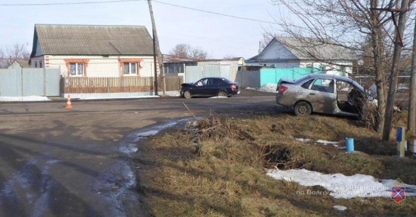 Два человека пострадали в столкновении двух авто «Лада Гранта» под Волгоградом 