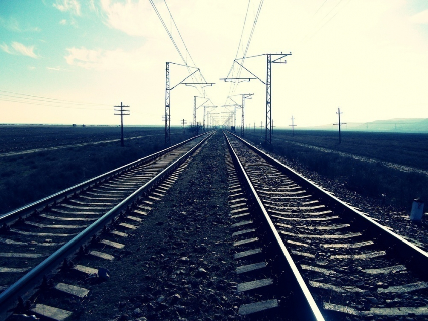 Под Волгоградом работник железной дороги погиб под колесами поезда 