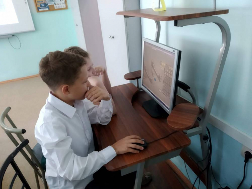Занятия в три смены: родители школьников в Волгограде в шоке от расписания в школах