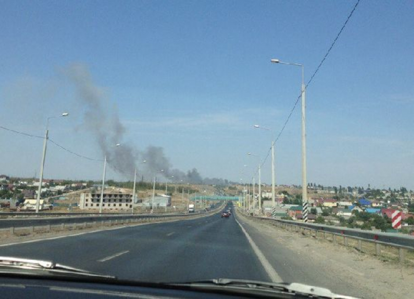 Ландшафтный пожар движется в сторону трассы под Волгоградом