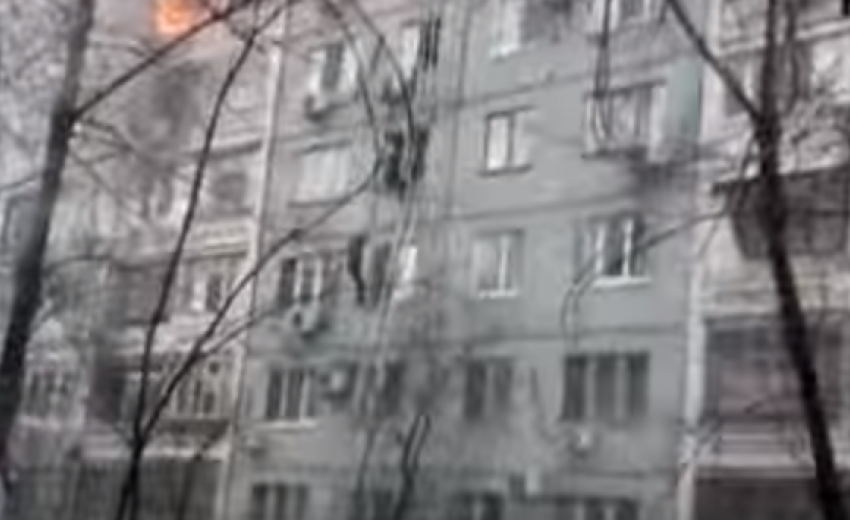 Момент падения из окна жителя взорвавшегося подъезда в Волгограде попал на видео