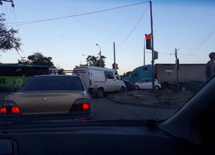Волгоград встал в глухие пятничные пробки