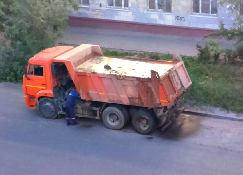 Волгоградцев удивили перевозкой жидкого бетона в открытом кузове