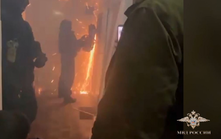 Звать маму начал волгоградец, когда СОБР вскрыл дверь болгаркой 