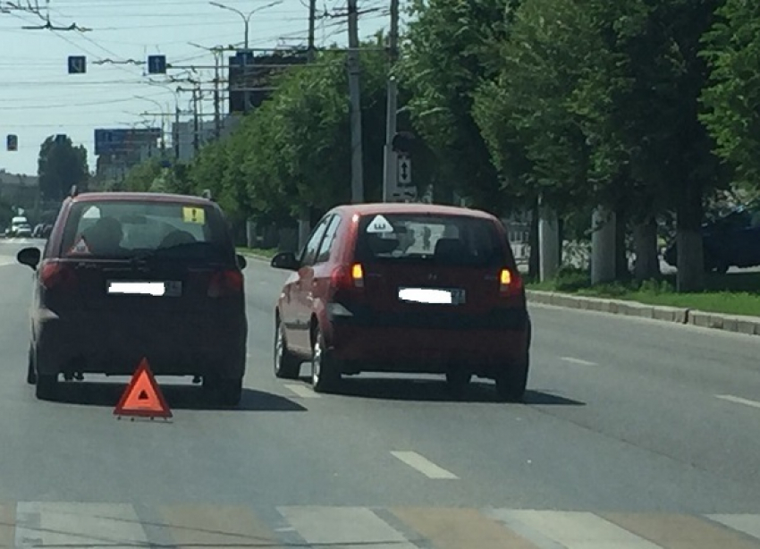 Из-за ДТП двух иномарок перекрыли  Первую Продольную на севере  Волгограда