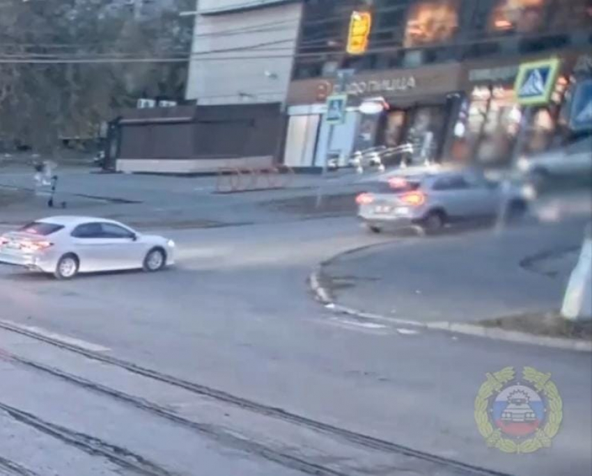 В Волгограде мини-кроссовер сбил двух пешеходов, включая семилетнего ребёнка
