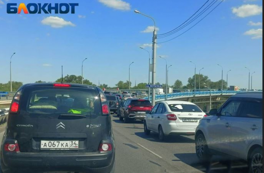 Гигантская пробка образовалась на юге Волгограда 