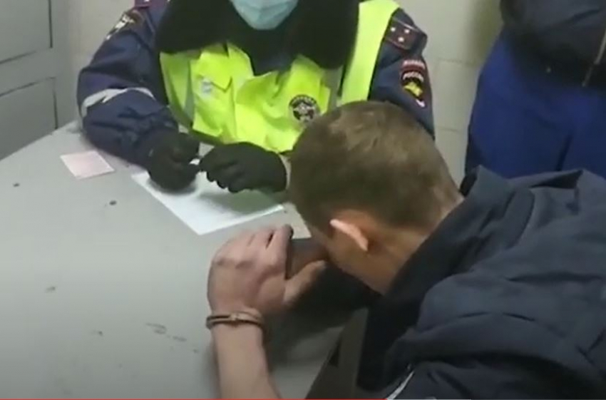 Пьяный водитель на Mitsubishi протаранил автомобиль ДПС в Волгограде: видео с места ЧП