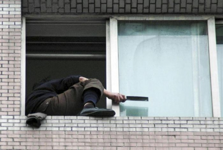 Волгоградец убегал от полицейских через окно подъезда и погиб