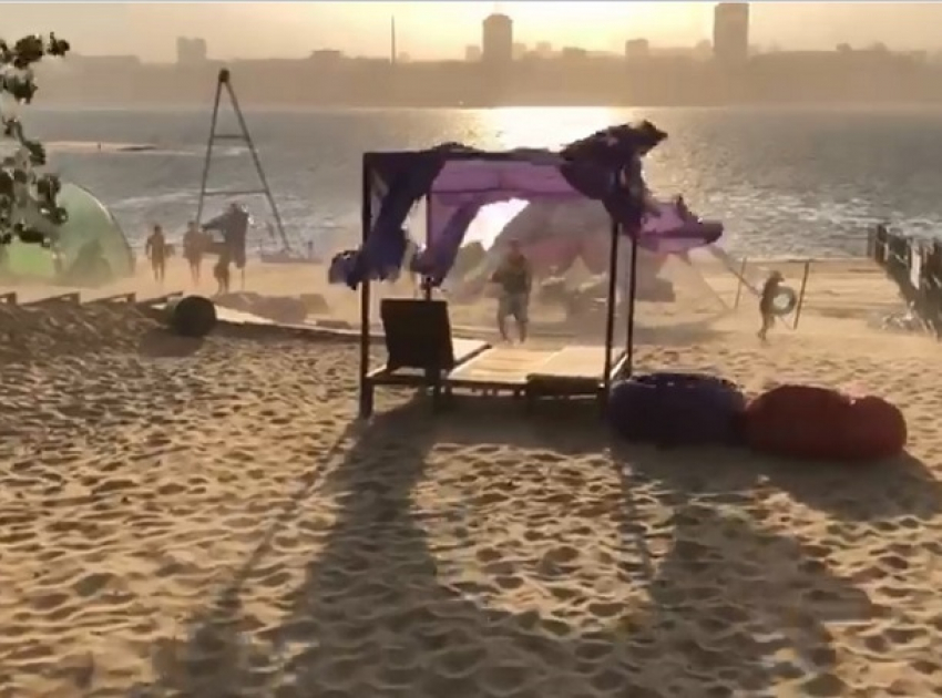 Отдыхающие сняли на видео песчаную бурю на волгоградском пляже Бобры