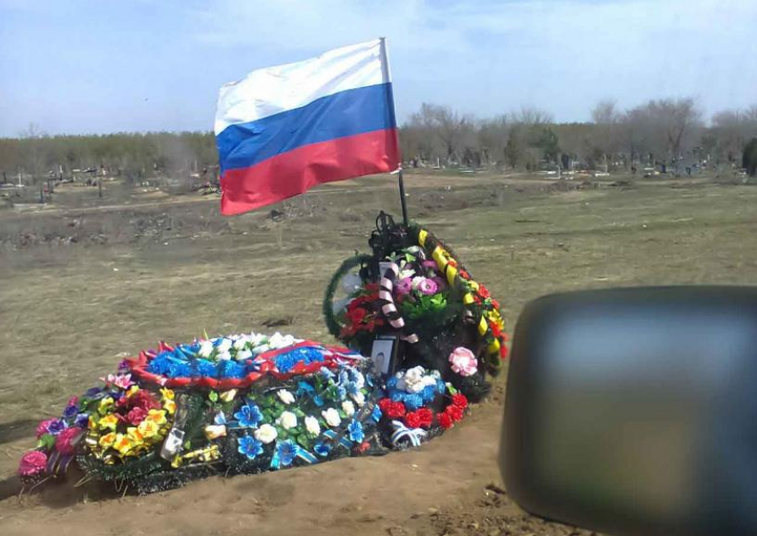В Камышине установили флаги РФ на могилах погибших на Украине 