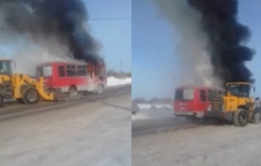 Горящий ритуальный автобус сняли на видео под Волгоградом