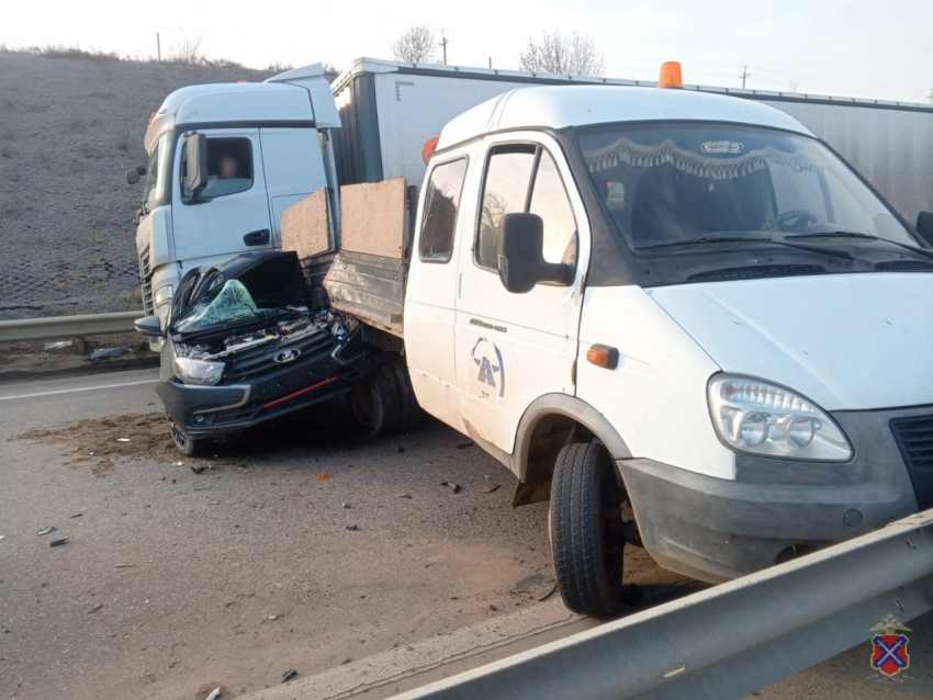 "Ладу» разрубило, водитель погиб: фото с места жуткого ДТП под Волгоградом
