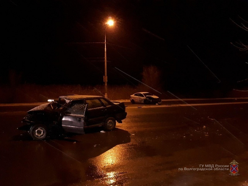 На юге Волгограда водителю «пятнадцатой» стало плохо за рулем: двое в больнице