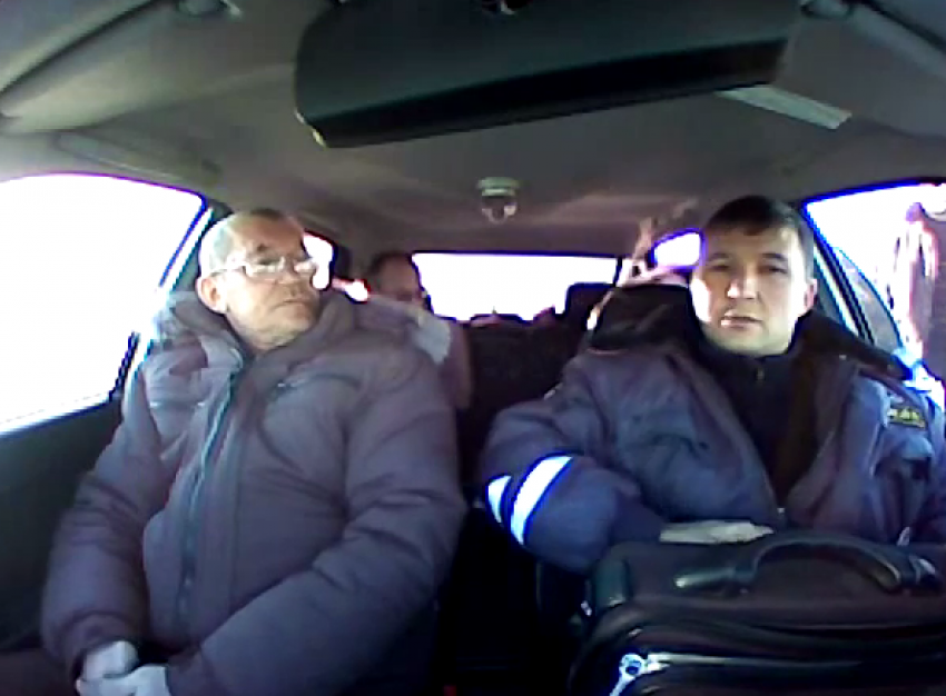 В Камышине пьяный водитель пытался обвинить инспекторов в насилии, разыграв спектакль. Видео