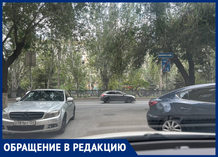 Любители халявной парковки заблокировали двор в центре Волгограда