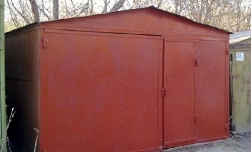 Под Волгоградом школьник переломал ногу, прыгая с гаража в школе  