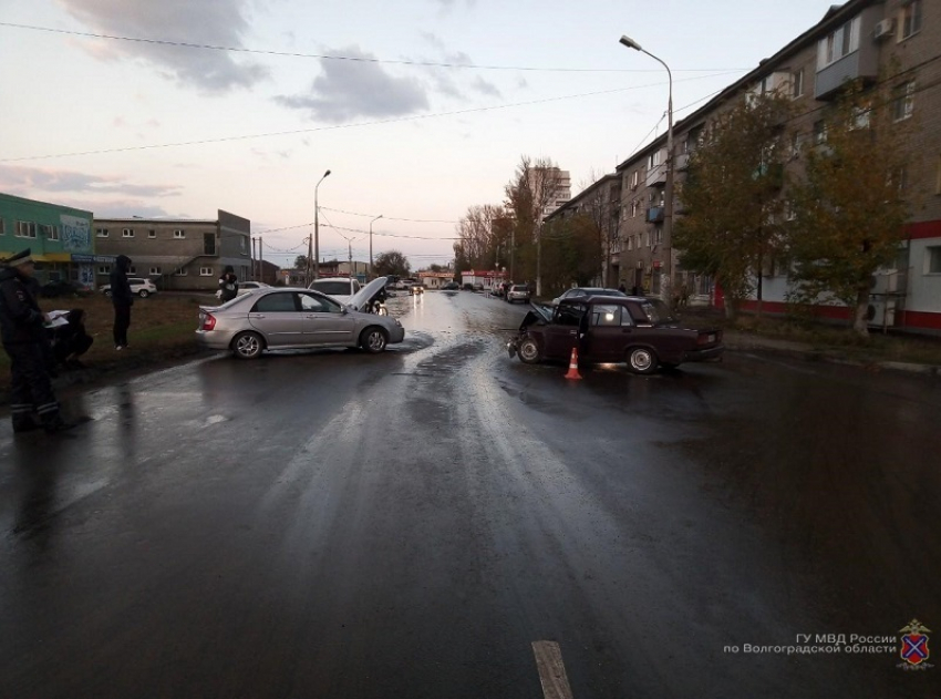На юге Волгограда четыре человека попали в больницу из-за ДТП Kia и «семерки»