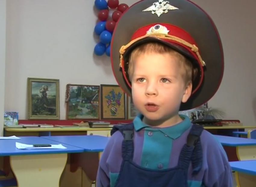 В Волгограде дети поздравляют своих полицейских мам и пап 