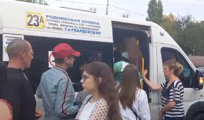 «Люди штурмом берут маршрутки»: транспортный коллапс сняли на видео в Волгограде