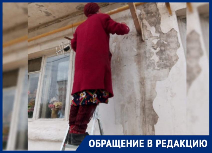 Пенсионерка со стремянкой спасает многоквартирный дом от разрушения под Волгоградом