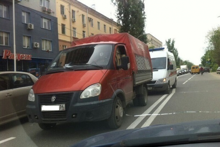 Водитель грузовой «Газели» умер за рулем на дороге в Волгограде