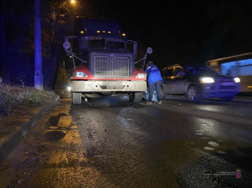 Волгоградец погиб под фурой: фото с места смертельного ДТП