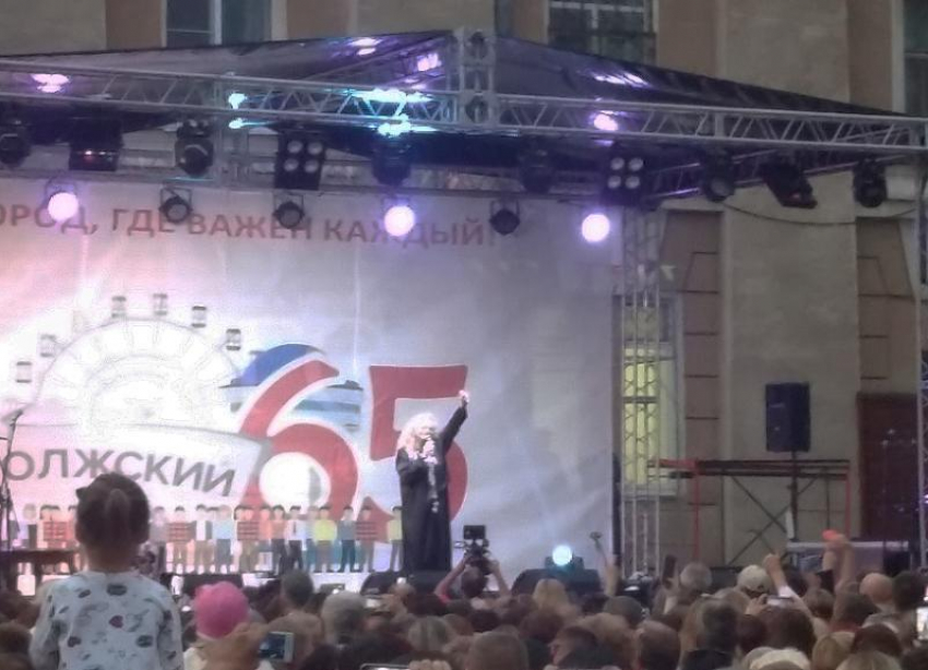«Не порть людям праздник, алкаш», – скандал после концерта Ларисы Долиной в Волжском