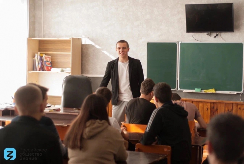 «Дети хотят делать ракеты»: лекции под звуки артобстрелов проводит 24-летний волгоградец на Донбассе