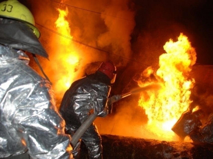 На юге Волгограда подожгли дом: спасатели вытащили из огня двоих человек