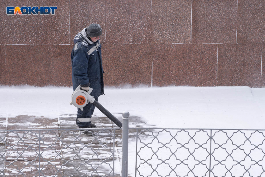 На дороги Волгограда бороться со снегопадом вывели 70 единиц спецтехники