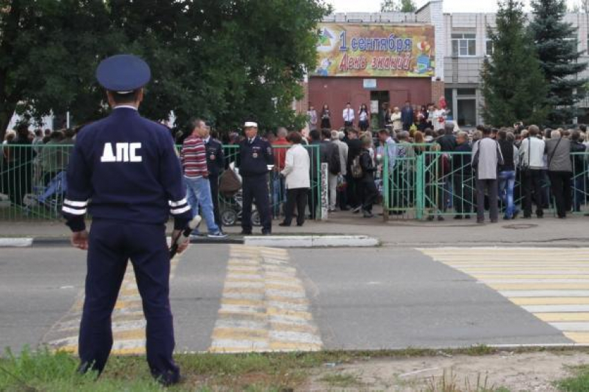 На 1 сентября каждой волгоградской школе выделят по два полицейских