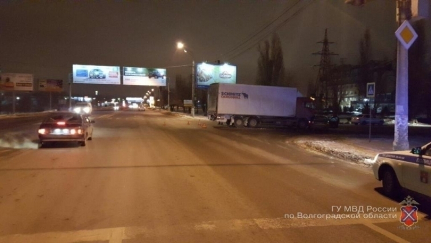 Грузовик протаранил легковушку в Волгограде: пострадал младенец 