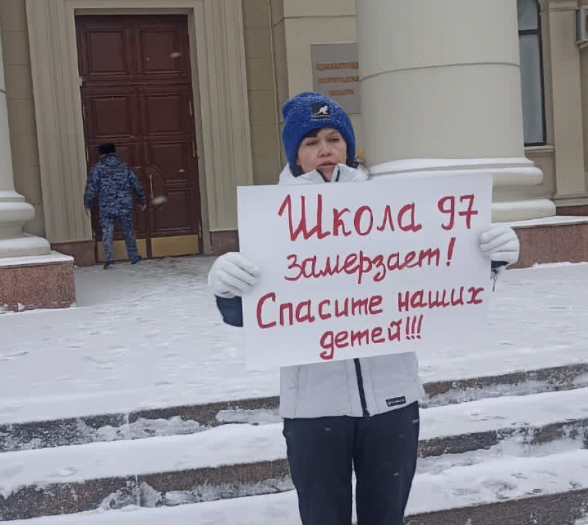 Александр Бастрыкин проверит историю с замерзающей школой после одиночного пикета волгоградки под губернаторскими окнами