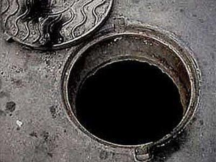 Под Волгоградом двое рабочих рухнули в сливной коллектор