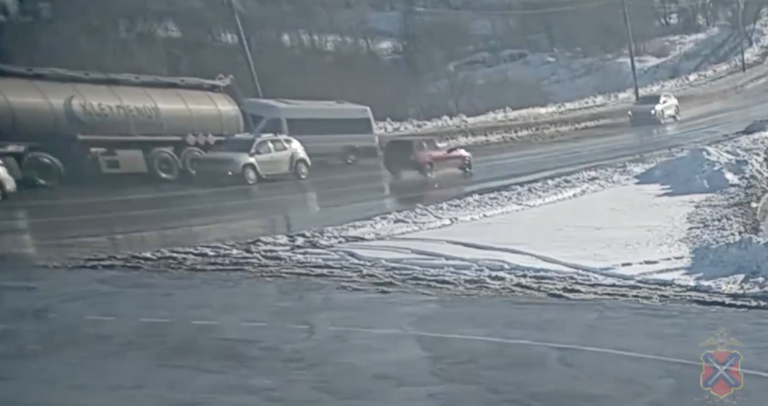 Маршрутка с пассажирами влетела в фуру в Волгограде – видео 