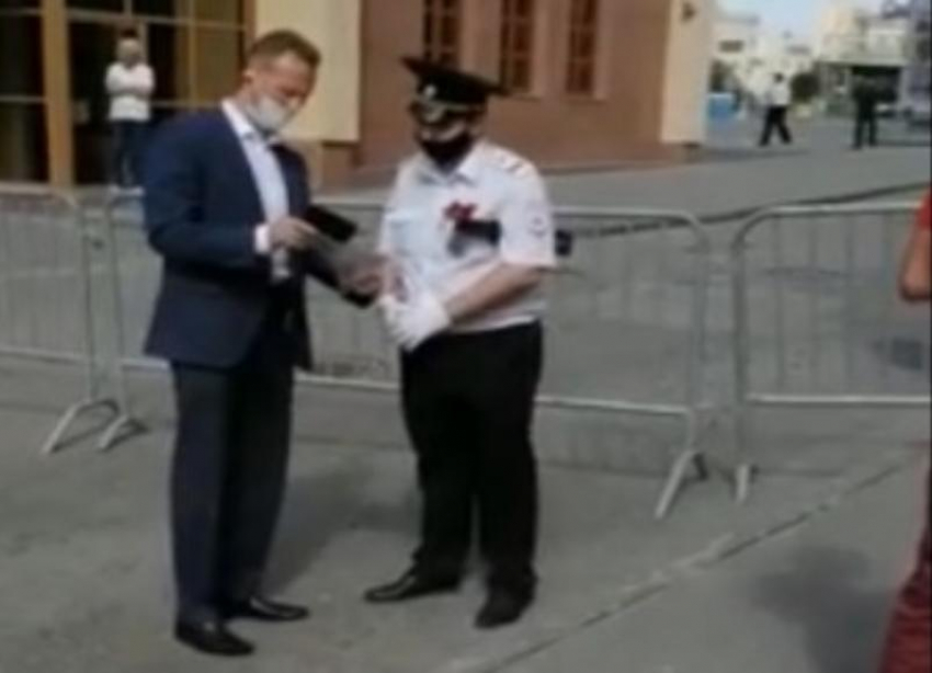 Оставшиеся без парада волгоградцы показали на видео счастливчиков «с бумажками»