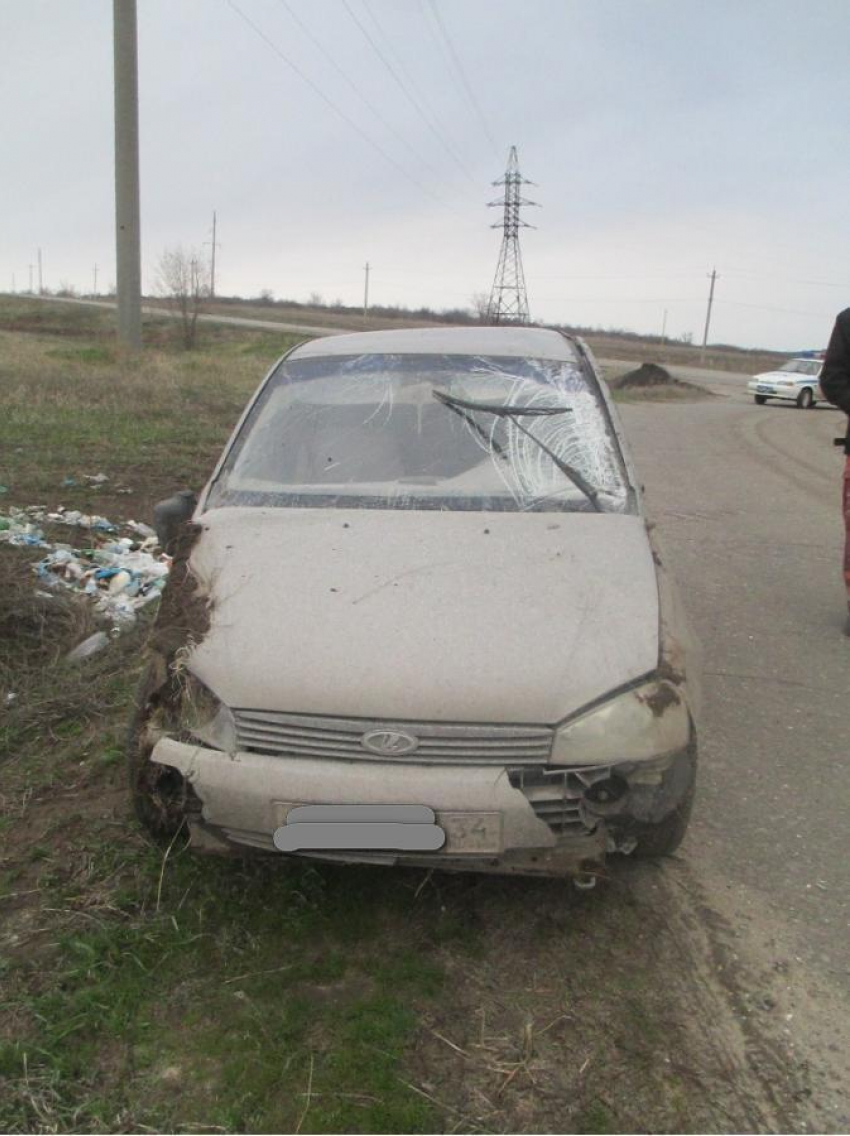 Под Волгоградом пьяная автоледи перевернулась на «Ладе Калина»: 2 пострадали