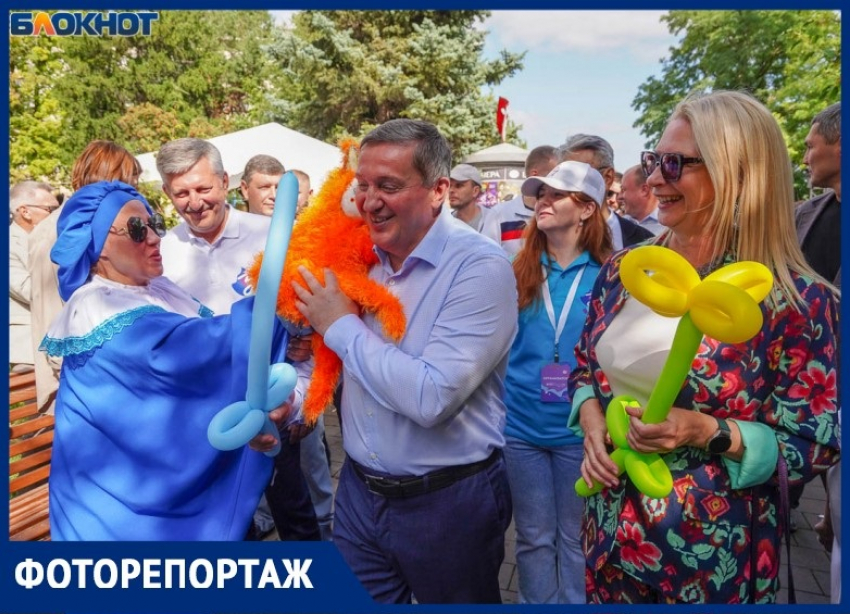 Белоснежные парусники, 94-летняя тревел-блогер и губернатор с роботами: как Волгоград гуляет третий день фестиваля Молодежи