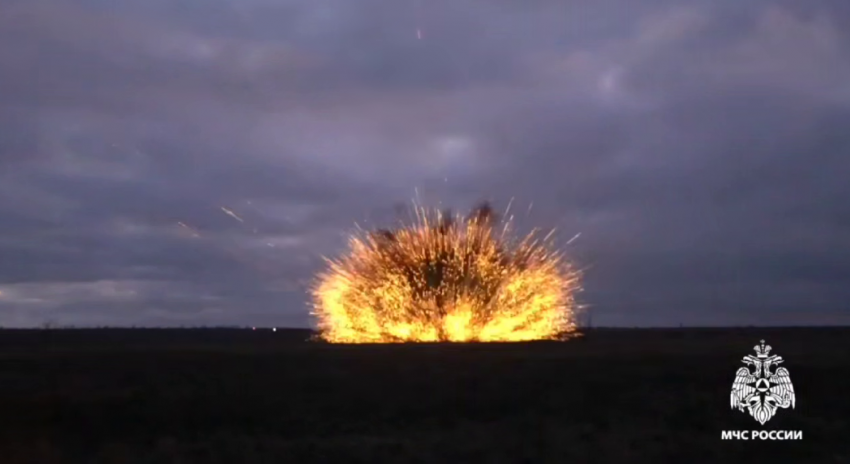 Громадную фугасную авиабомбу взорвали в Волгограде