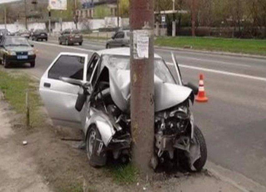 19-летний лихач на ВАЗ-2110 протаранил столб в Волгограде: 2 пострадали 