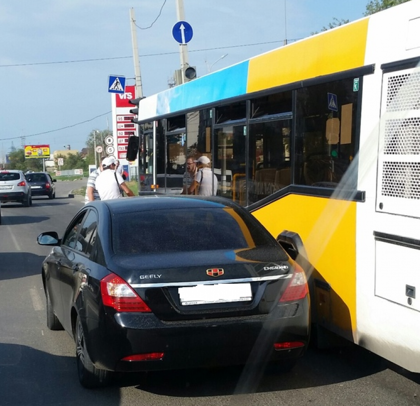 Из-за ДТП автобуса и иномарки образовалась пробка на севере Волгограда