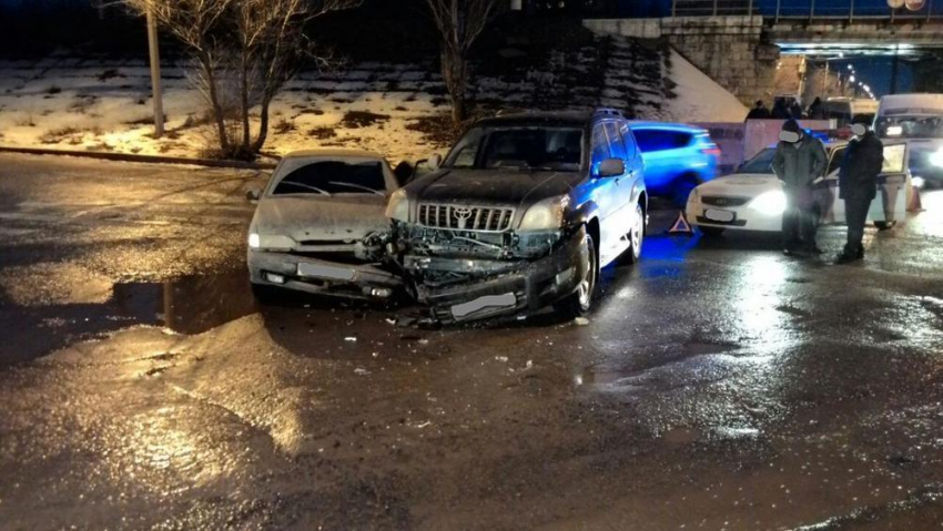 В Волгограде автоледи на Land Cruiser пострадала от столкновения с ВАЗ-2114