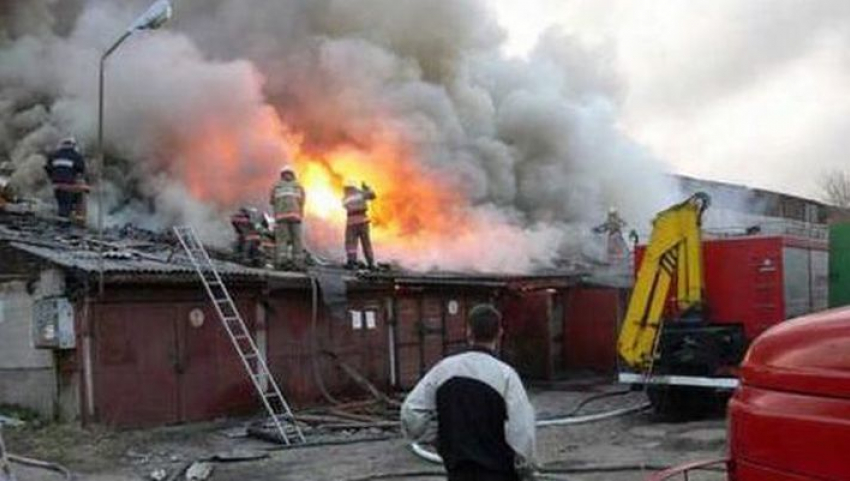  Двое волгоградцев пострадали при пожаре в гараже 