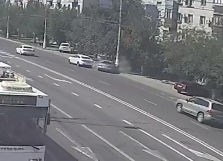 Mazda в центре Волгограда врезалась в столб: ДТП попало на видео