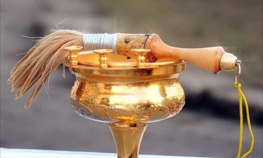 Волгоградский священник окропил личный состав УВД святой водой
