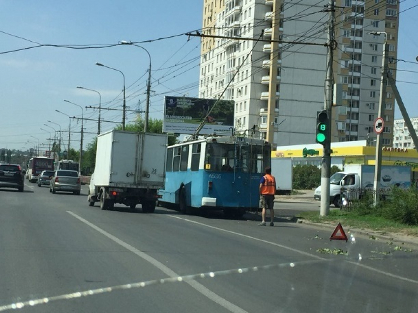 Из-за поломки троллейбуса парализовано движение на севере Волгограда