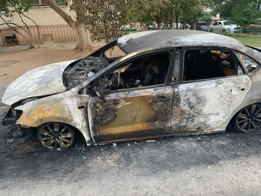 «Прогремели несколько взрывов»: в Волгограде дотла выгорел Volkswagen Polo