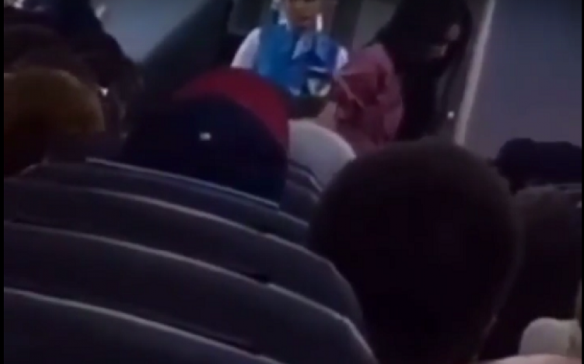 Горячие южные мужчины жестко осудили курение землячки на борту экстренно посаженого самолета в Волгограде