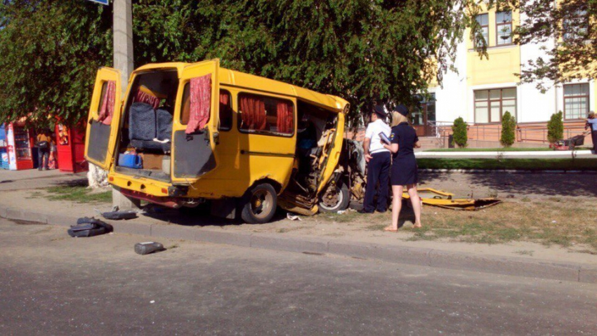 В центре Волгограда Opel врезался в маршрутку №57:7 пострадали, 4 в больнице
